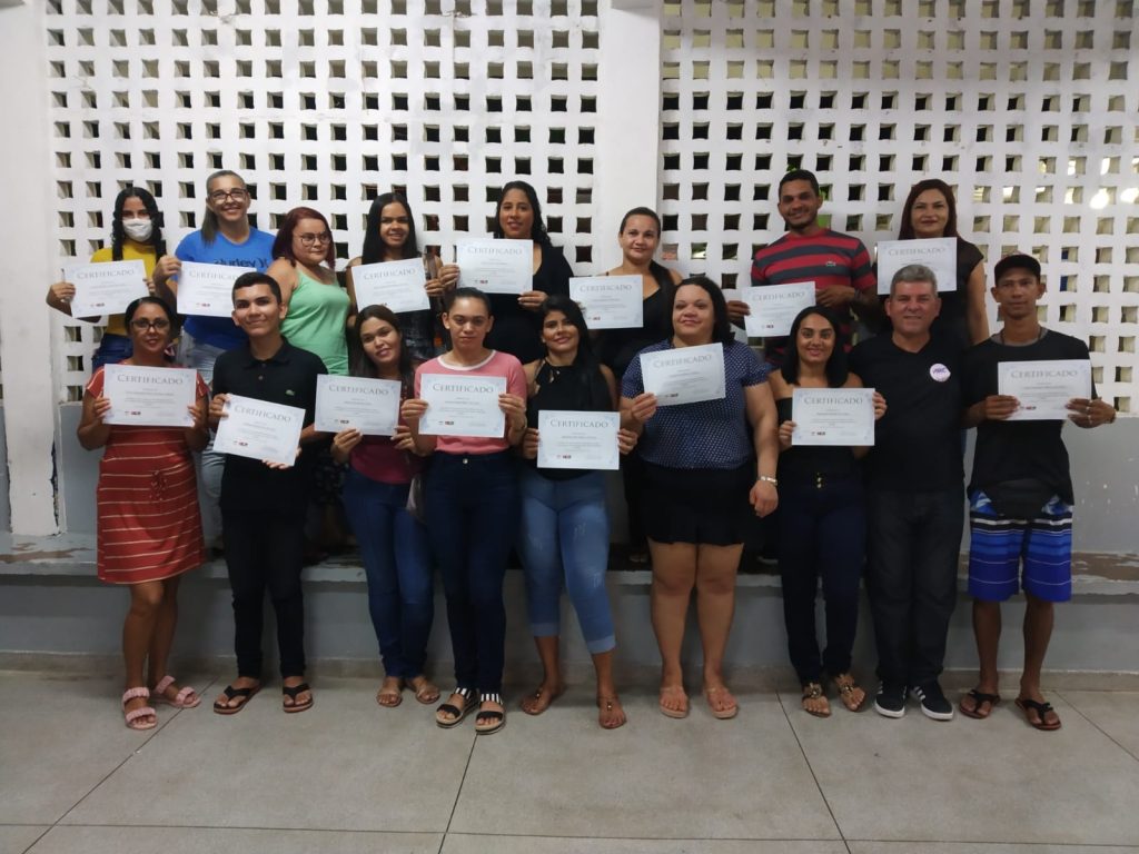 Entrega dos certiicados dos alunos concluintes.